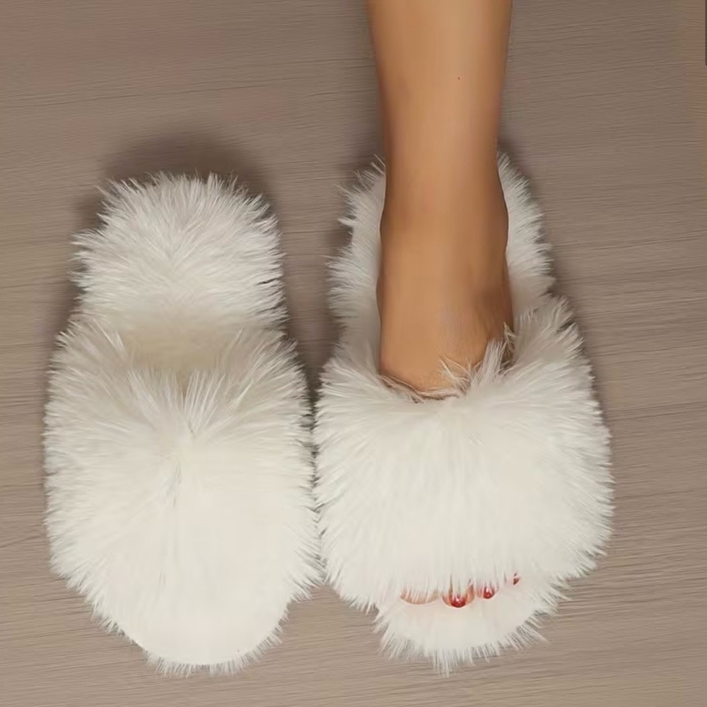 NIB White Faux Fur Fluffy Slide Slippers - Size 8